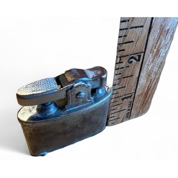 VTG 30s 40s Etched Brass Lighter FLAWS Decorative Theater Prop Collector Retro - Picture 5 of 6